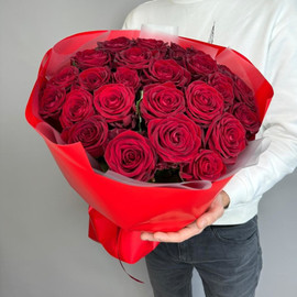 Bouquet of 25 red roses in designer decoration 50 cm