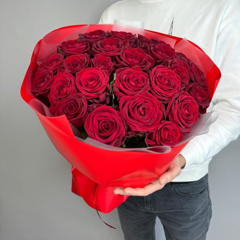 Букет из 25 красных роз в дизайнерском оформлении 50 см, стандартный