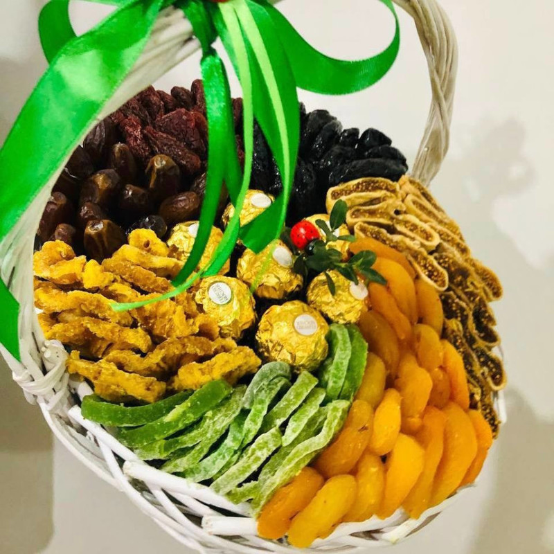 Dried fruits in a gift basket, standart