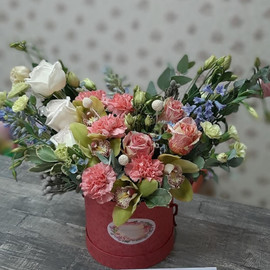 Коробка сборная из роз, орхидей и эустомы