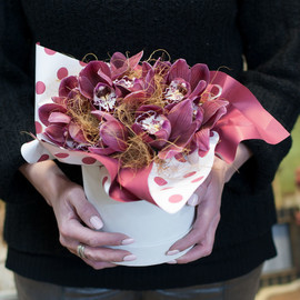 Шляпная коробка с орхидеями "Мечтать по новому"