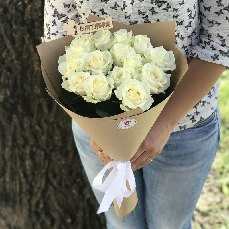 15 white roses in craft paper, standart