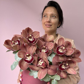 Коробка с орхидеями и эвкалиптом Благородное бордо
