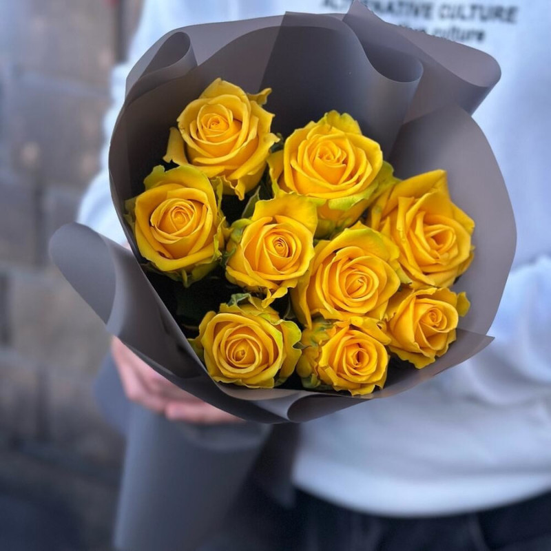 Букет из 9 желтых роз в дизайнерском оформлении 50 см, стандартный