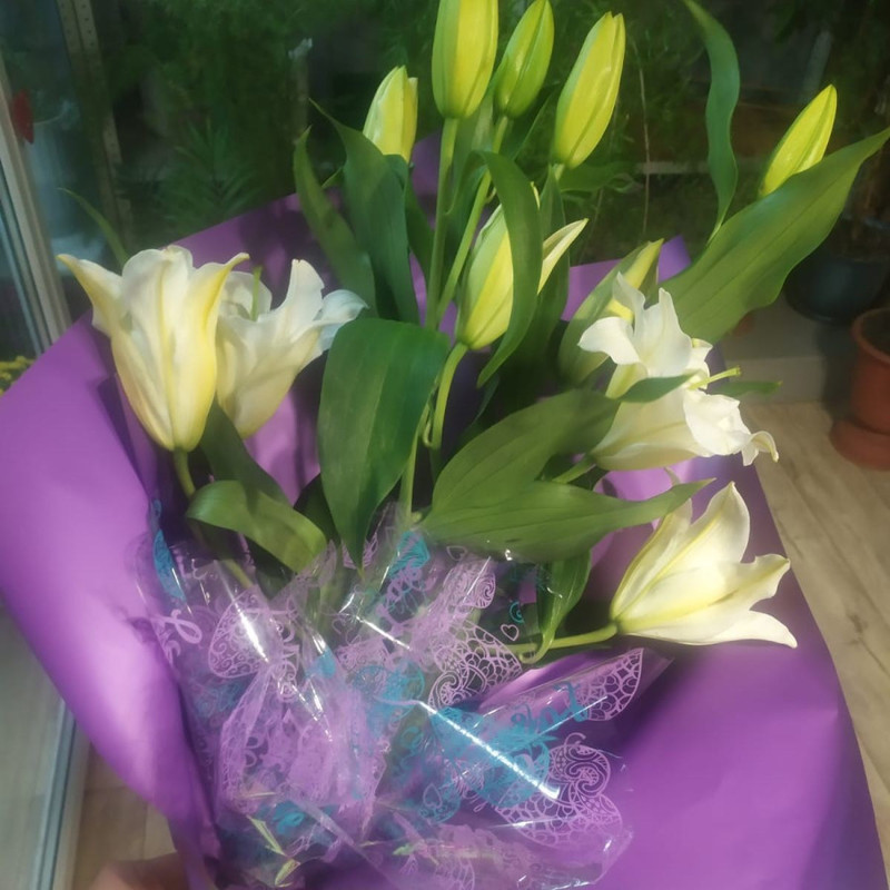 Bouquet of lilies, standart