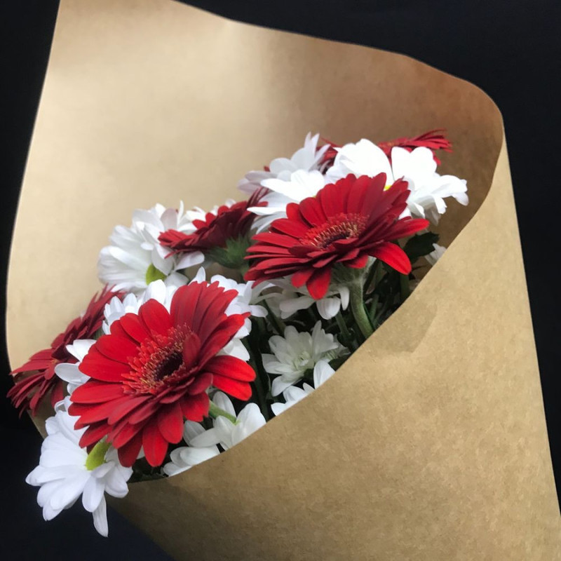 Bouquet of gerbera and spray chrysanthemum, standart
