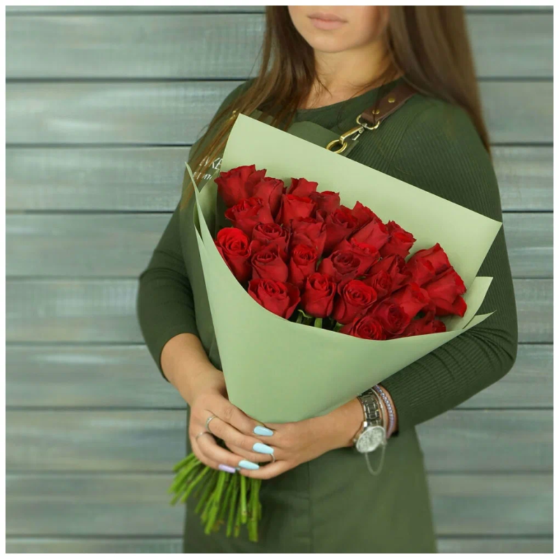 Bouquet of fresh flowers of 31 red roses in a 50cm package, standart
