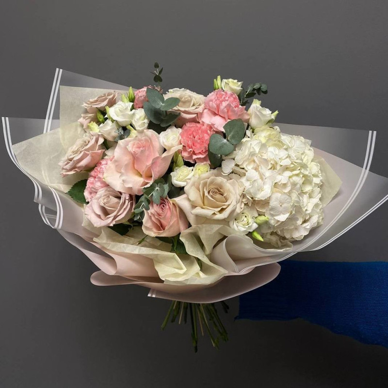 Assembled designer bouquet with hydrangea and French roses, premium