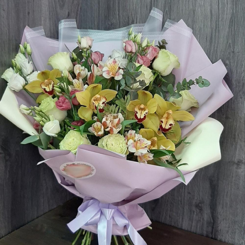 Букет Сборный из орхидеи, альстромерии и белых роз, стандартный