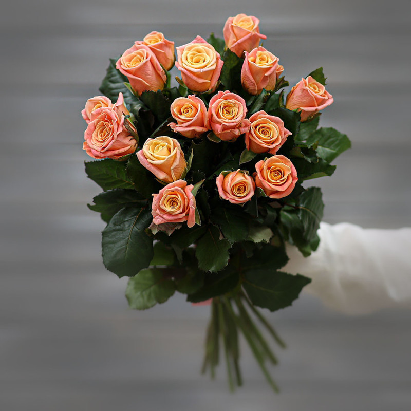 Букет из персиковых роз (Россия) с лентой 60 см, стандартный