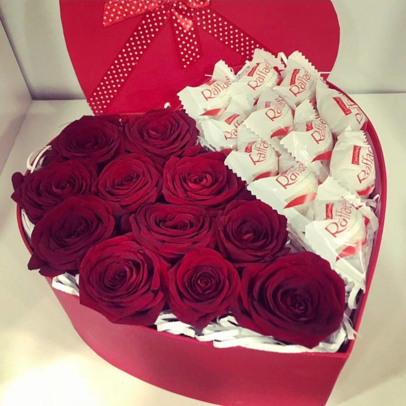 Красные розы в сердце с конфетами Rafaello, стандартный