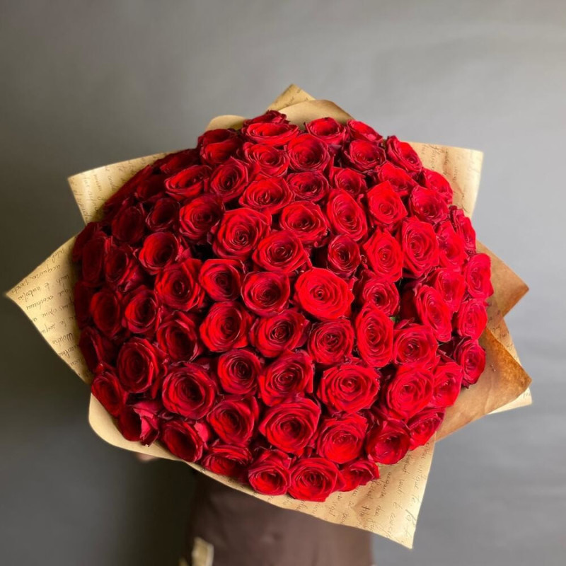 Букет из 101 красной розы в дизайнерском оформлении 50 см, стандартный