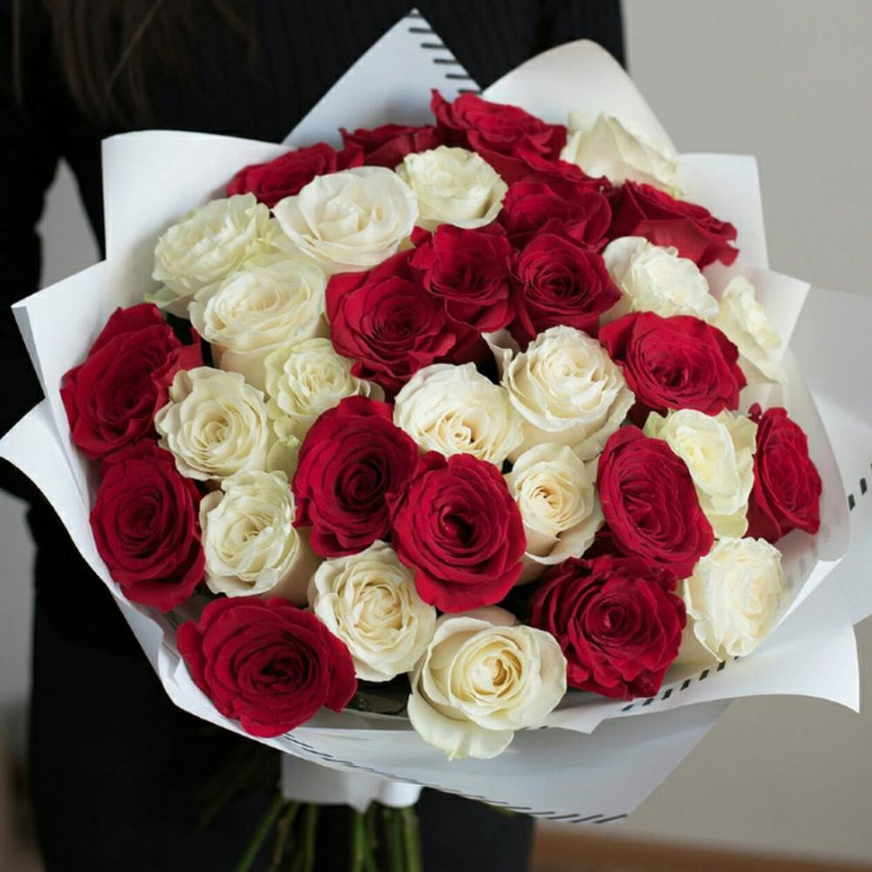 35 роз Эквадор 40 см белые с красными, стандартный