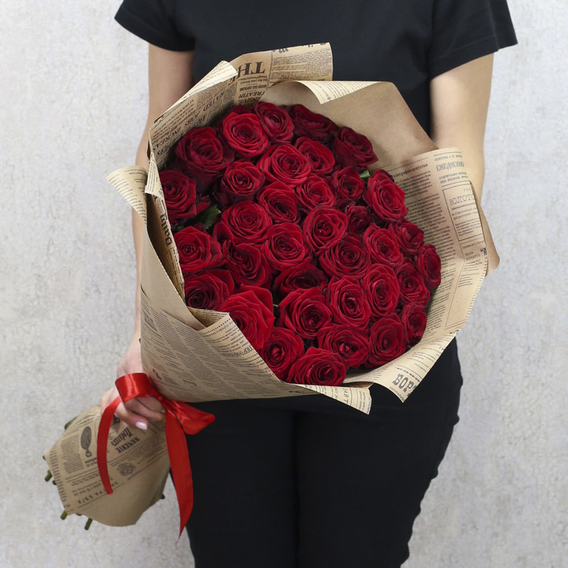 35 красных роз "Ред Наоми" 70 см в крафт бумаге, стандартный