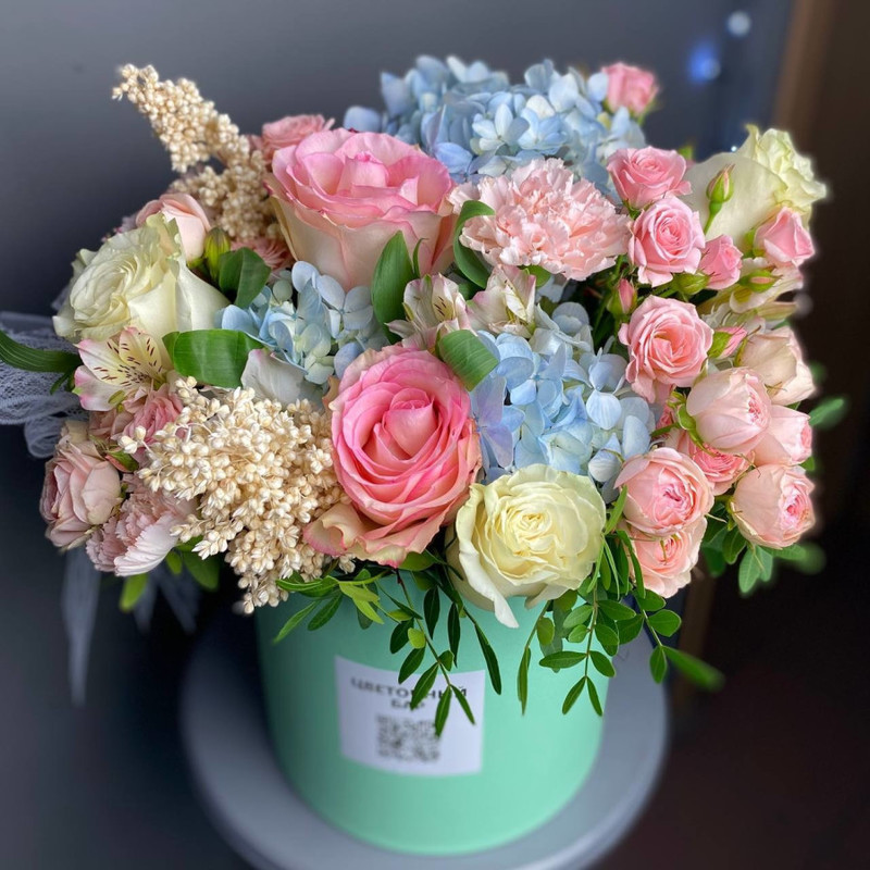 Arrangement of flowers in a hat box, standart