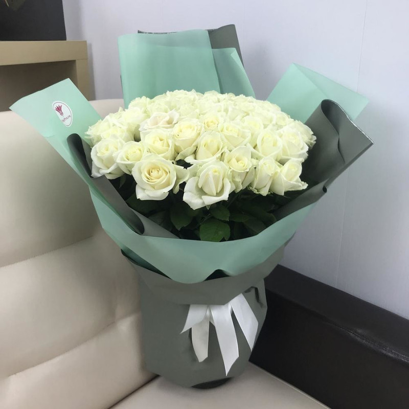 Букет из 51 белой розы аваланч в дизайнерской упаковке 50 см, стандартный
