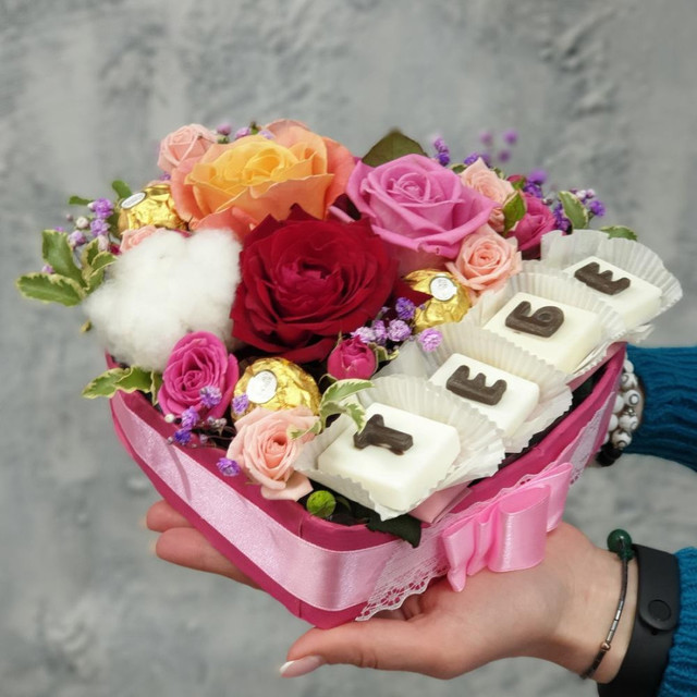 Композиция сердце из роз, хлопка, конфет и шоколадных букв ТЕБЕ, стандартный