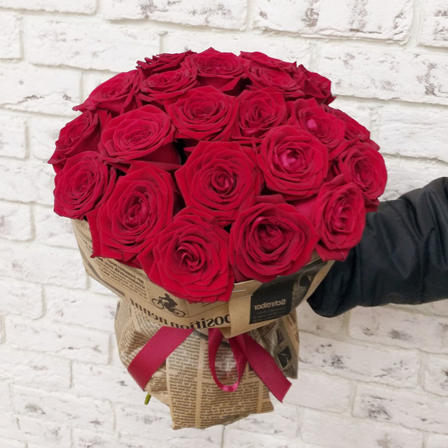 Красные розы в стильной упаковке, стандартный