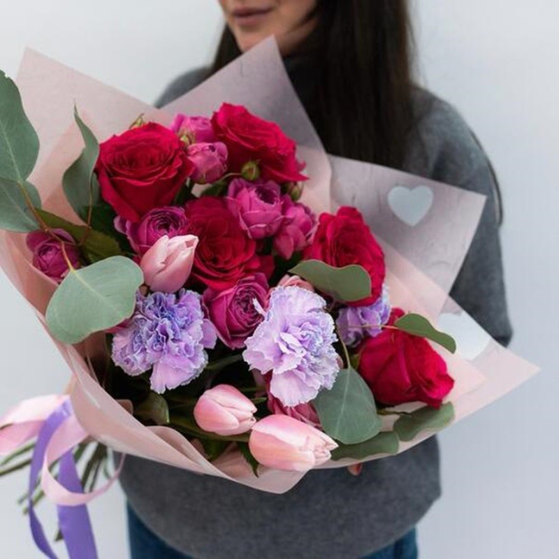 Яркий букет цветов из малиновых роз, пионовидных роз и тюльпанов, стандартный