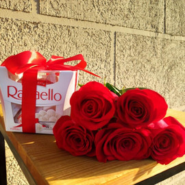 5 красных роз и Raffaello