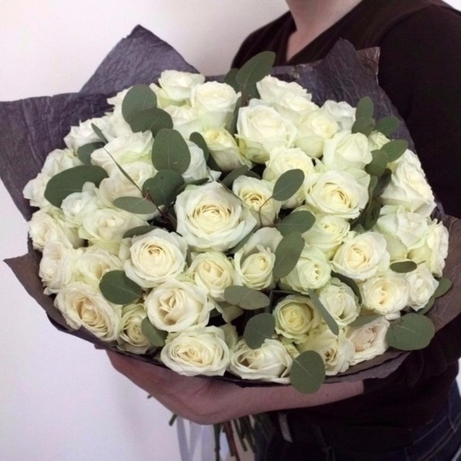 25 Белых роз с эвкалиптом