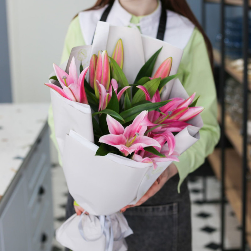 Mono bouquet with pink lily, standart