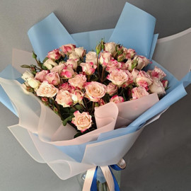 Букет из 9 нежных белых роз в дизайнерском оформлении 50 см