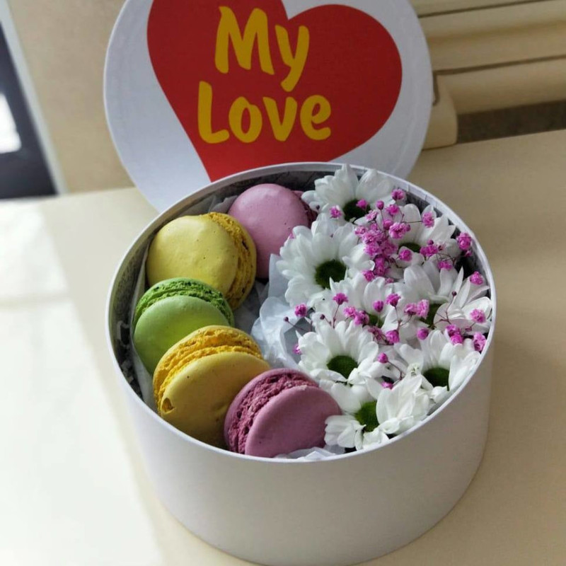 Gift box with daisies and macaroni, standart