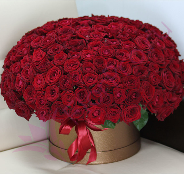Букет из 201 красной розы в шляпной коробке, стандартный