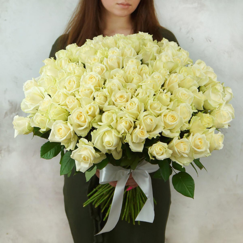 101 белая роза с лентой (60 см), стандартный
