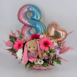 Подарок на день рождения девочки цветочная корзинка с шарами и мягкой игрушкой