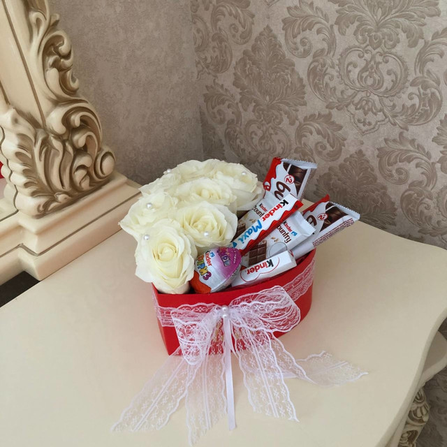 Белые розы в коробке с киндер шоколадом, стандартный