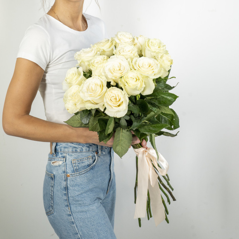 Высокие белые розы Эквадор 15 шт. (70 см), стандартный