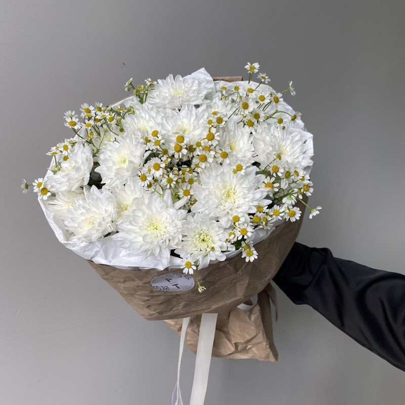 Bouquet of chrysanthemums and daisies, standart
