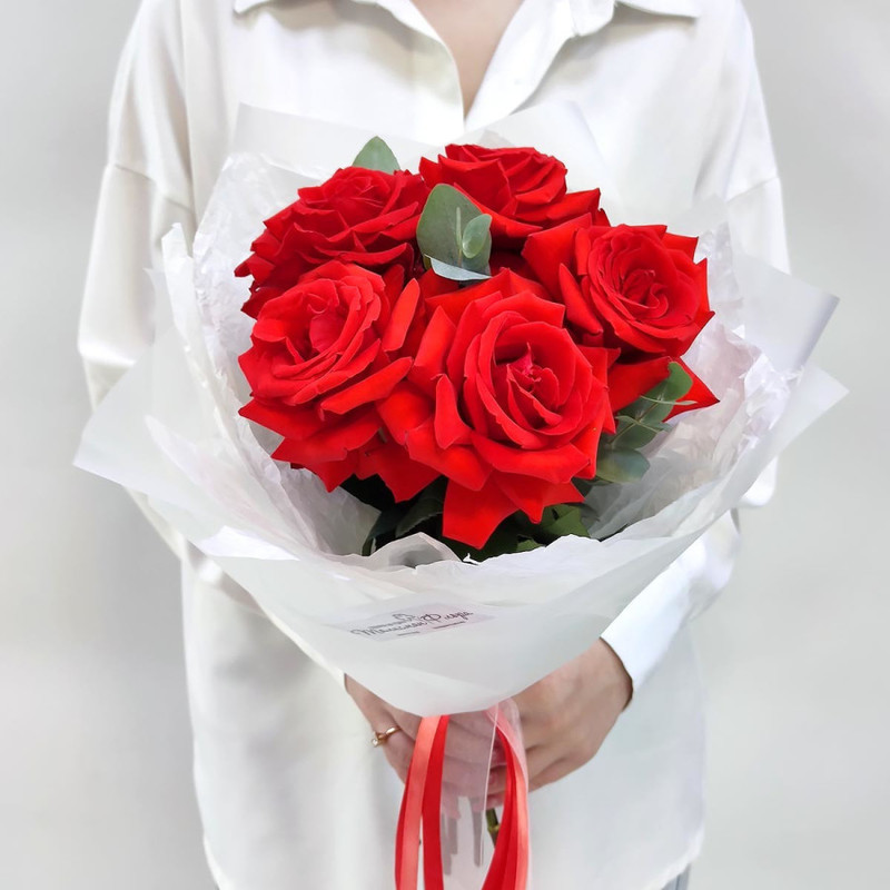 Bouquet of scarlet roses warming fire in a modern package, standart