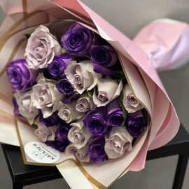 Букет из 25 импортных роз в дизайнерской упаковке
