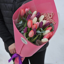 Bouquet of 25 tulips in a package