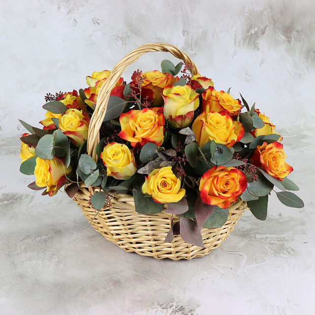 25 желто-оранжевых роз 40 см с листьями эвкалипта в корзине, стандартный