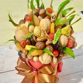 Bouquet of nuts and dried fruits