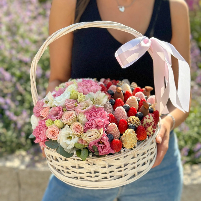 Chocolate covered strawberries with flowers, standart