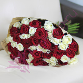 Букет из 51 розы «Красные и белые розы в крафте» 60 см
