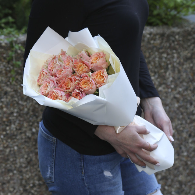 Букет из 15 оранжево-персиковых роз в дизайнерской упаковке, стандартный