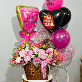 Воздушные шары с букетом цветов в плетёной сумке