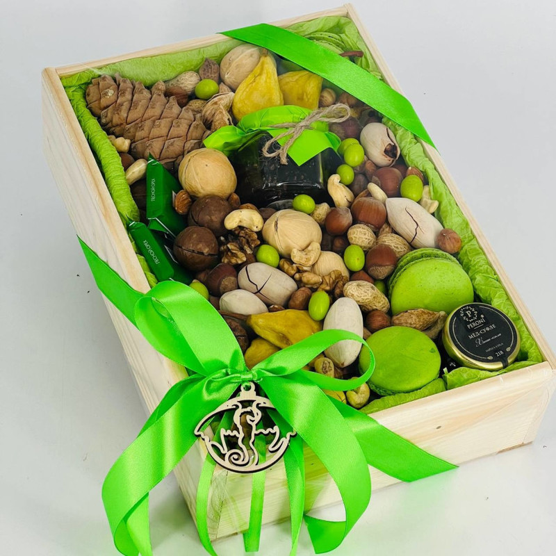 Bulk box with nuts, dried fruits and macaroni cookies, standart