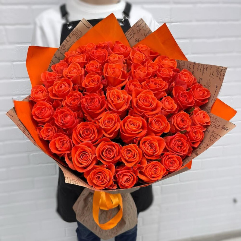 Букет из 51 оранжевой розы в дизайнерском оформлении 50 см, стандартный