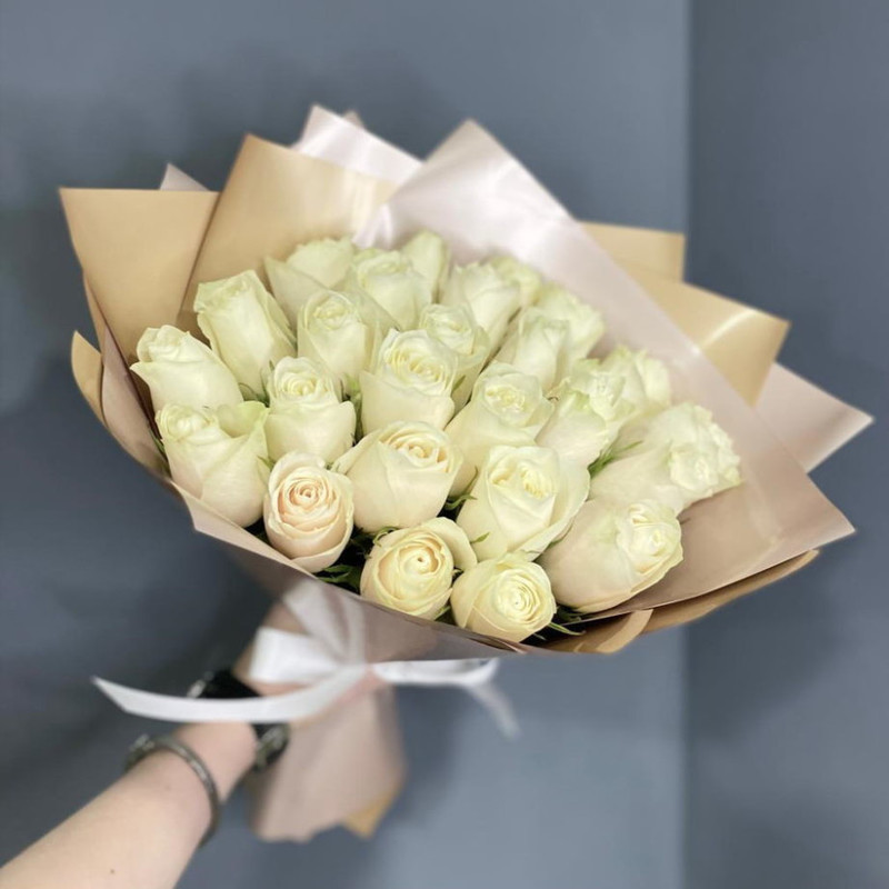 Букет из 25 белых кенийских роз, стандартный