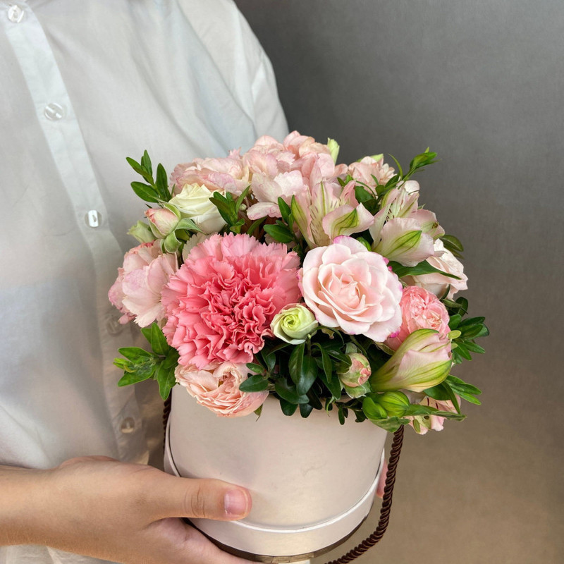 Composition in a pink hat box, with hydrangea, dianthus rose and alstroemeria, standart