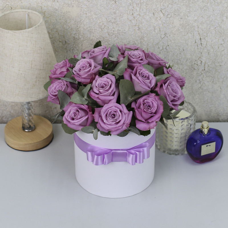 15 фиолетовых роз "Маритим" в белой коробке, стандартный