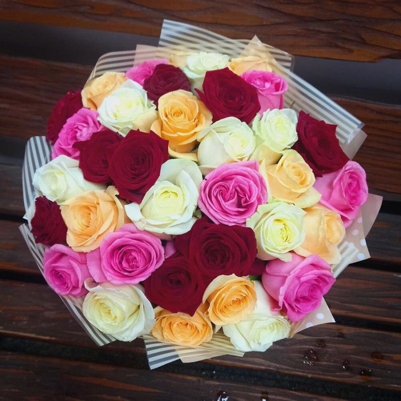 Букет из 35 разноцветных роз, стандартный