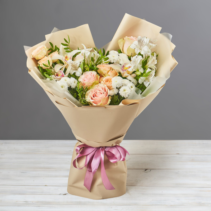 Нежный букет из кремовых роз, орхидей и альстромерий, стандартный